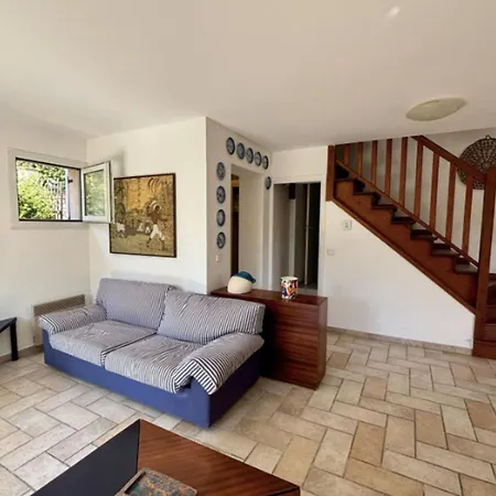 Charming House With Balcony And Garden بيت للعطل