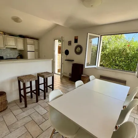 Charming House With Balcony And Garden بيت للعطل