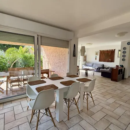 Charming House With Balcony And Garden بيت للعطل