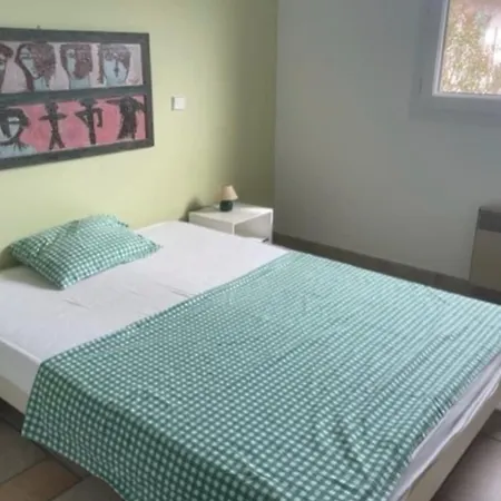Charming House With Balcony And Garden بيت للعطل *