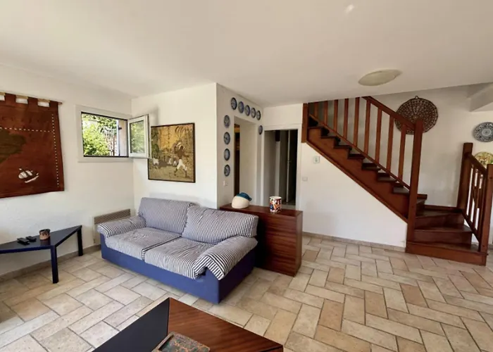 Charming House With Balcony And Garden بيت للعطل