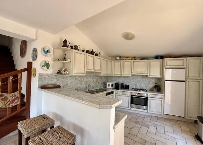 بيت للعطل Charming House With Balcony And Garden *