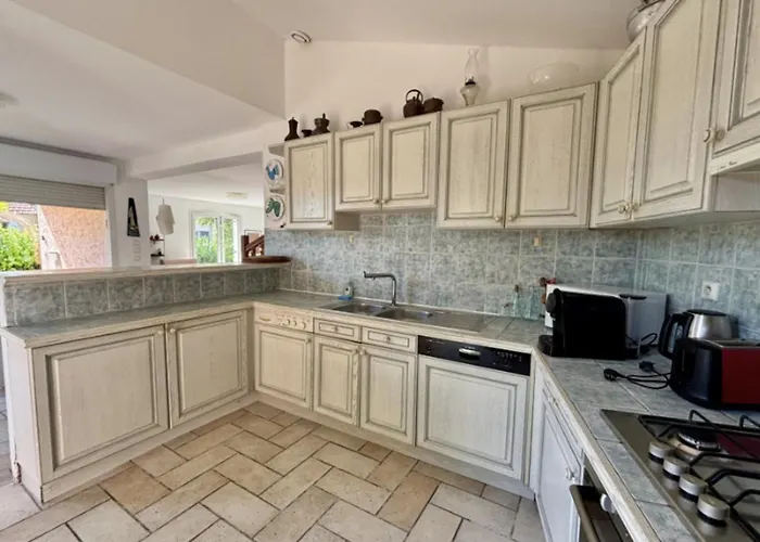 بيت للعطل Charming House With Balcony And Garden *