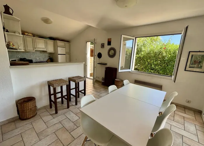 Charming House With Balcony And Garden بيت للعطل