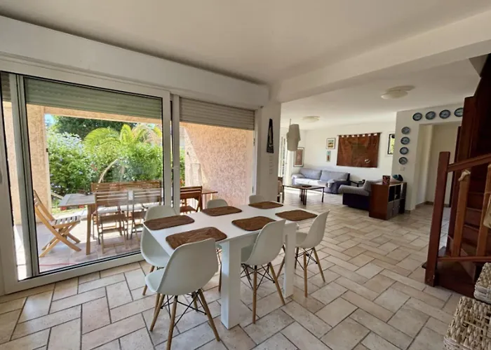 Charming House With Balcony And Garden بيت للعطل