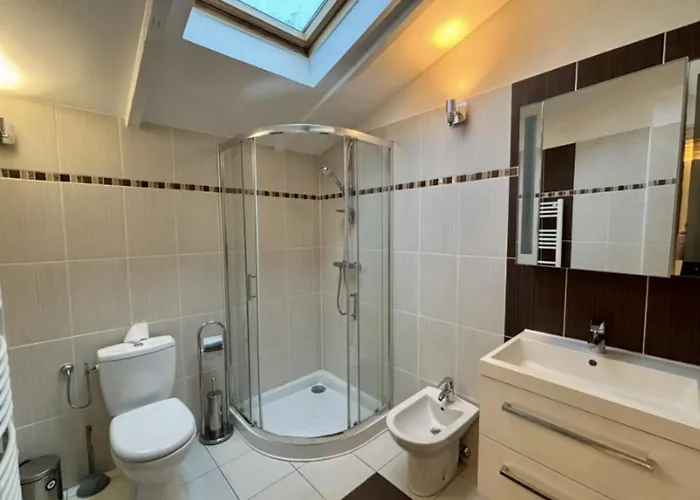 بيت للعطل Charming House With Balcony And Garden *