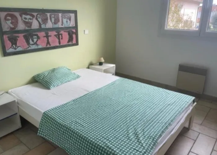 Charming House With Balcony And Garden بيت للعطل *